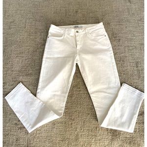 NWOT Just Black white staggered hem jeans. Sz 28.